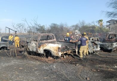 Arde predio frente a Potrerillos; fuego alcanza vehículos chatarra y agota a Bomberos de Mocorito
